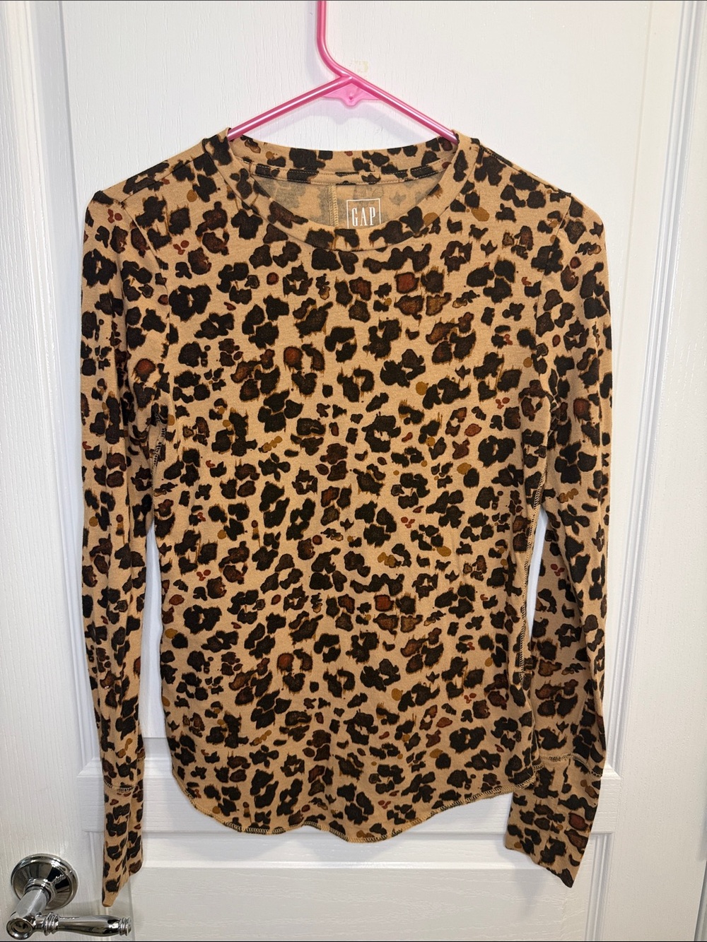 GAP women’s Leopard Print Long Sleeve light weight Feather T. Small.
